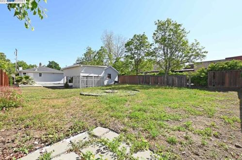 236 Ray St, Pleasanton CA  94566-6620 exterior