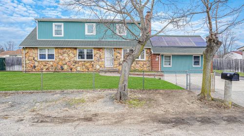 15 Dalton Rd, Bayshore, NY 11706-1602