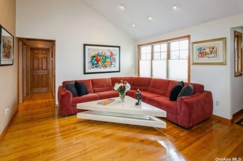 2137 Central Dr, Hempstead, NY 11554-5117