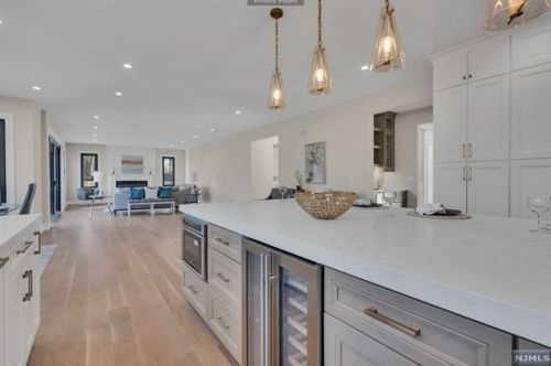 39 Pinehill Dr, Upper Saddle River NJ  07458-1927 exterior