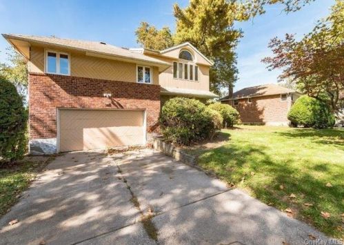 847 Sharon Ln, Westbury, NY 11590-1421