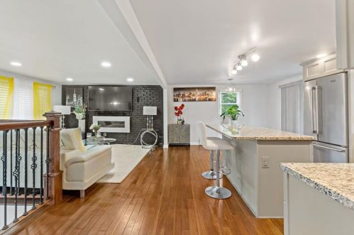 4 Dixie Ave, Warwick, RI 02889-1702