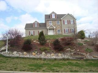 4590 Magellan Dr, Walnutport, PA 18088-9375