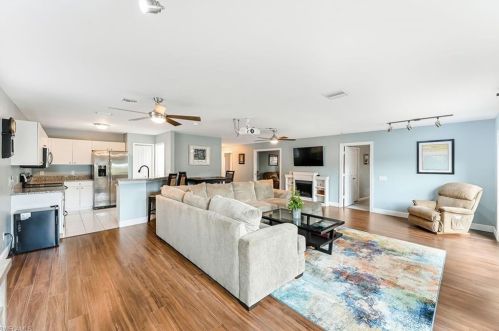 247 Stanhope Cir, Naples FL 34104-0810 exterior