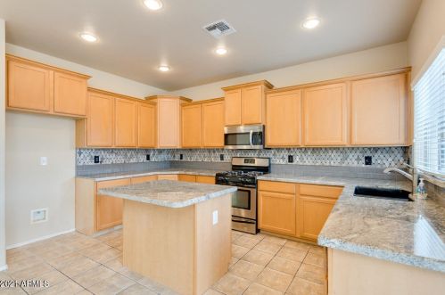 827 Anastasia St, San Tan Valley AZ  85140-5792 exterior