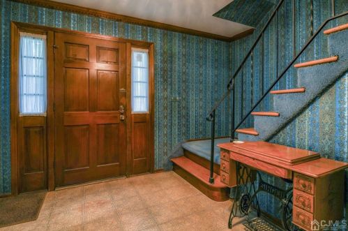 55 Valley Forge Dr, East Brunswick, NJ 08816-3276