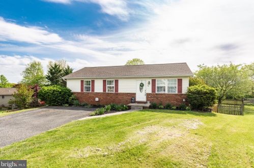 32 Constitution Ct, Littlestown, PA 17340-1527