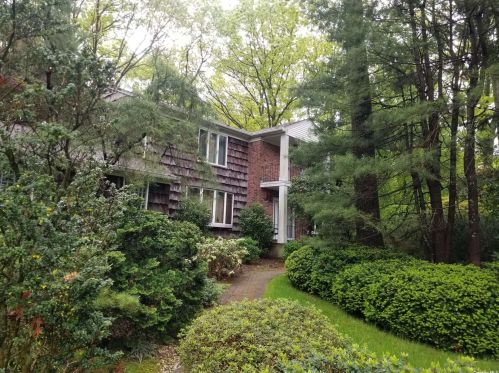 8 Jeanine Ct, Huntington Station, NY 11746-5606