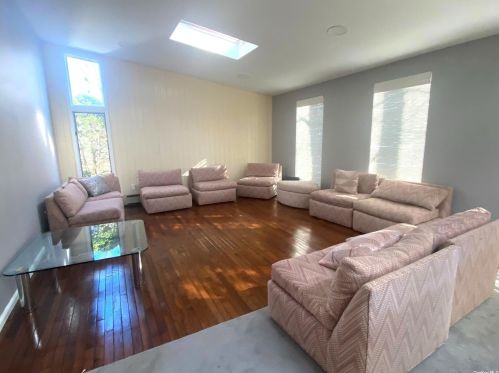 258 Steamboat Rd, Great Neck NY  11024-1634 exterior