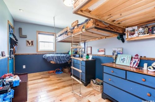 755 Hancock Pl, North Lindenhurst NY  11757-6904 exterior