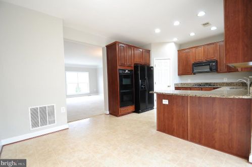 209 Hawks View Sq, Leesburg VA  20175-4103 exterior