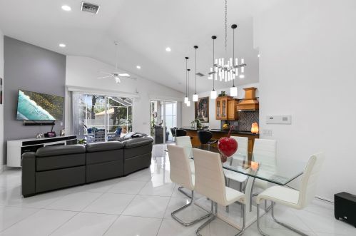 60 Glen Eagle Cir, Naples, FL 34104-5711