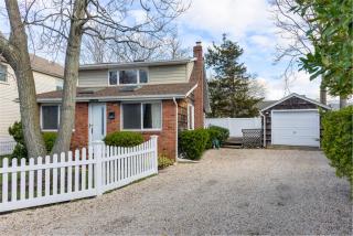 5 Charles Pl, Bayville, NY 11709-1403