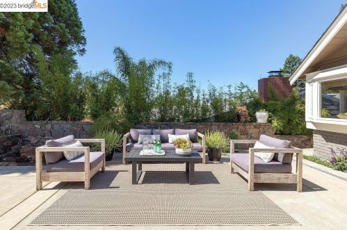 6361 Ascot Dr, Oakland CA 94611-1710 exterior