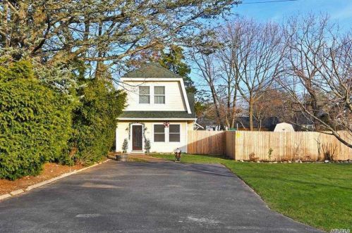 324 4th St, Elwood, NY 11731-2930
