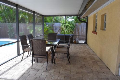 1320 Embassy Ln, Naples, FL 34104-4285