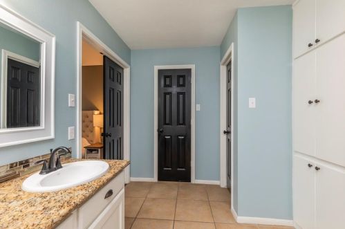 110 Pine Place St, Mont Belvieu TX  exterior