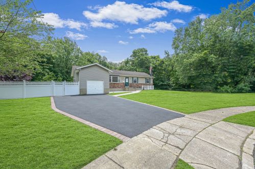 34 Ava Ct, Babylon, NY 11703-1914