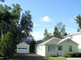 13 Oakwood Blvd, Hudson, NY 12534-1410