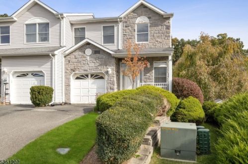 167 Springhill Dr, Greystone Park, NJ 07950-1175