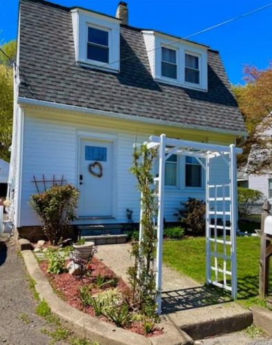 26 Circle Dr, Tuxedo Park, NY 10987-4420