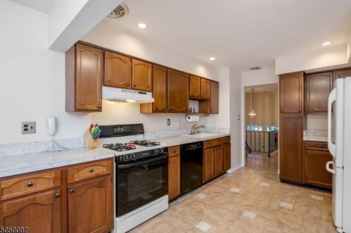 265 Hillcrest Rd, Ridgewood NJ  07450-2435 exterior