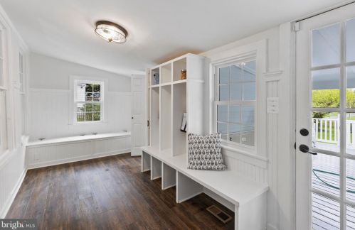 303 Colonial Hwy, Hamilton VA  20158-9056 exterior