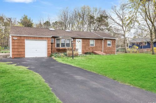 133 Rockaway St, Islip Terrace, NY 11752-1018