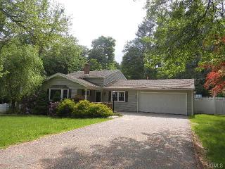 3 Dixon Lake Dr, Mahopac, NY 10541-3327