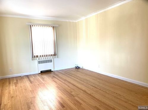 14 Edsall Ave, Palisades Park NJ  07650-1421 exterior