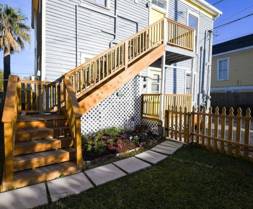 811 10 St, Galveston TX 77550-5118 exterior