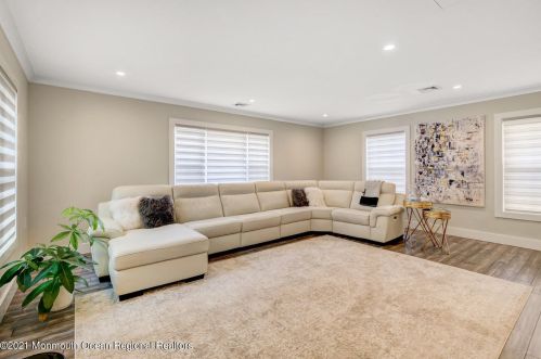 4 Windsor Ct, Jackson Twp NJ  08527-1214 exterior