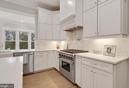 1044 Manning St, Great Falls VA  22066-1922 exterior