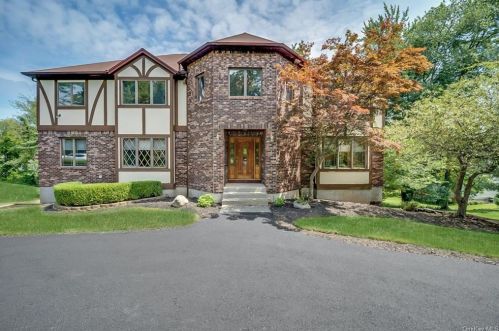 36 Pennsylvania Ave, Valley Cottage, NY 10989-2536