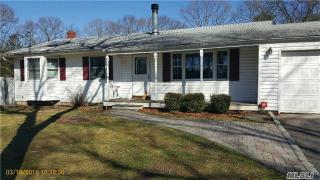 25 Brian St, Holbrook, NY 11741-1002