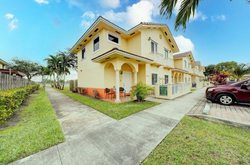 17845 74th Ct, Hialeah FL  33015-8441 exterior