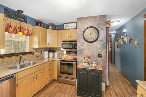 32 Elvira Hts, Putnam CT  06260-2500 exterior