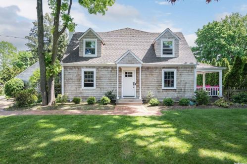 20 Cedar Rd, Elwood NY  11731-4636 exterior