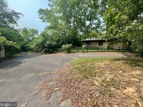 319 Lake Dr, Richmond National Battlefiel VA  22835-2752 exterior