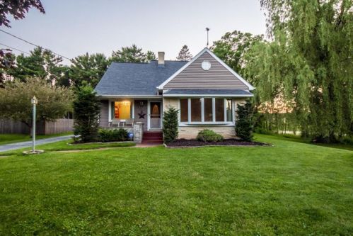 810 Linden St, Cleveland, WI 53015-1435