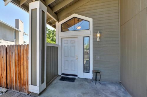 9385 Ivydale Cir, Elk Grove, CA 95758-4969