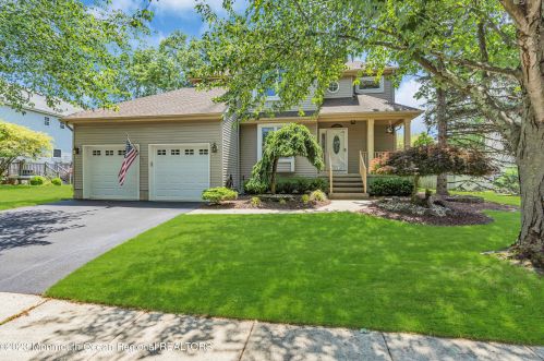 4 Janet Dr, Morganville, NJ 07751-1815