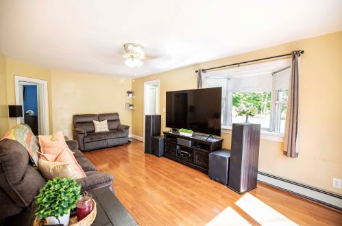 208 Lawrence Rd, Salem NH  03079-3905 exterior