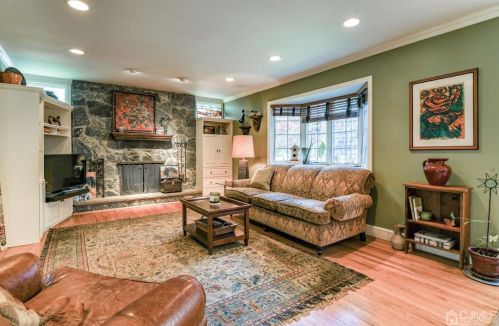 8 Brandywine Dr, East Brunswick, NJ 08816-3313