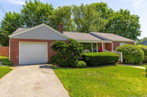 39 Norman St, Waterford, CT 06385-2330