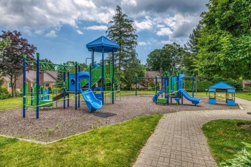 129 Brush Hollow Cres, Rye Brook NY  10573-1630 exterior