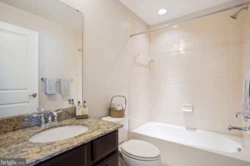 1739 Rockledge Ter, Woodbridge VA  22192-2512 exterior