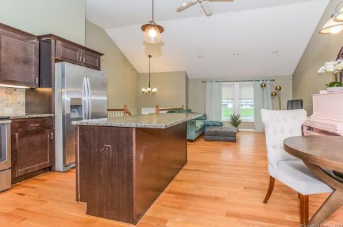 15 Country Club Dr, Gales Ferry CT  06339-1714 exterior