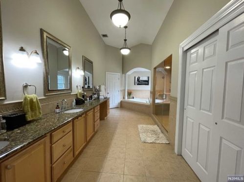 32 Crescent Dr, Skyline Lakes NJ  07456-1109 exterior