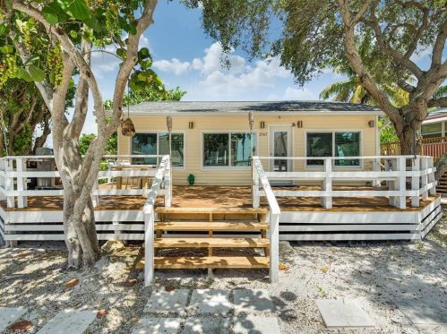 2543 Cottage Ave, Fort Myers Beach, FL 33931-3205